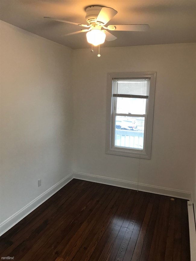 Building Photo - 2 br, 1 bath Duplex - 13 E Walnut St