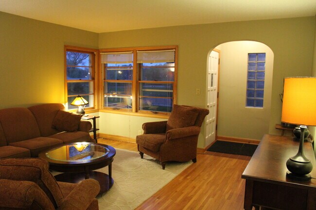 Sala de estar - 5331 Portland Ave