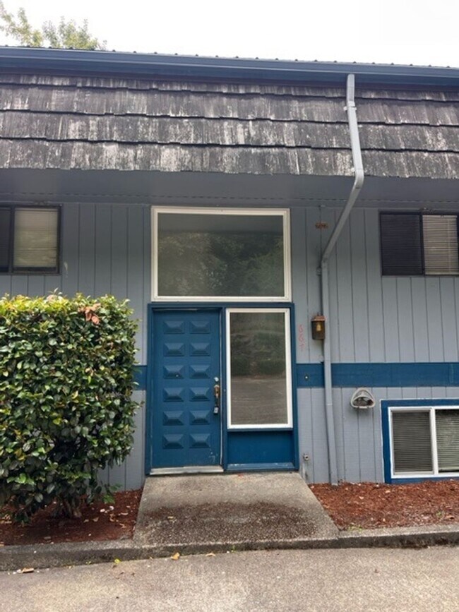 Building Photo - r214b