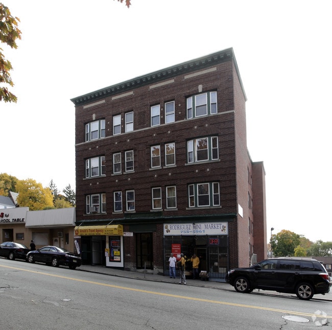 Building Photo - 272 Pleasant St