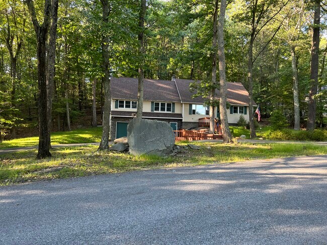 Building Photo - 315 Valley View Dr N