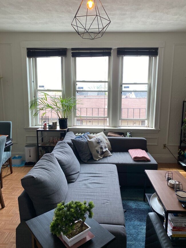 Foto del edificio - Bright large 1bd with a balcony! Walk to T...