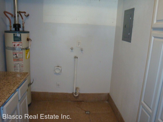 Building Photo - 8332 Nuevo Ave