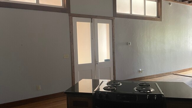 Lots of natural light from the hallway. - 121 Clifton Art Aly