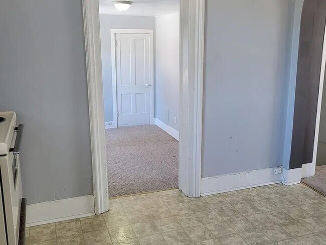 Building Photo - 315 E Maple St