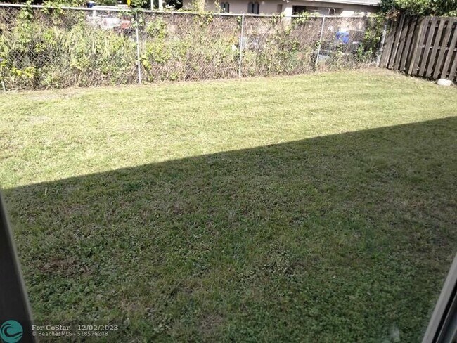 Foto del edificio - 2741 NW 7th Ct