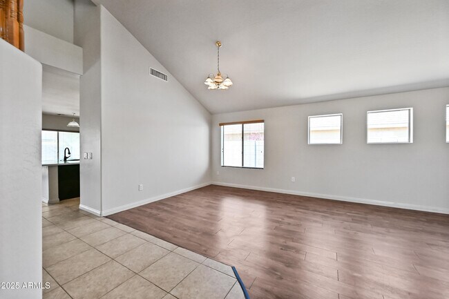 Building Photo - 11237 W Davis Ln