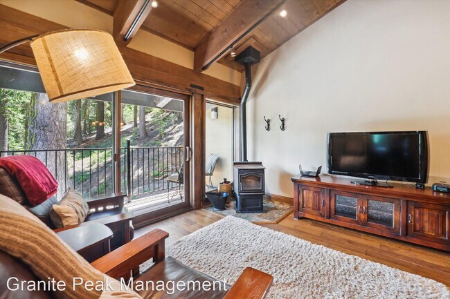 Building Photo - 3 br, 3 bath House - 2090 Chalet Road # 24