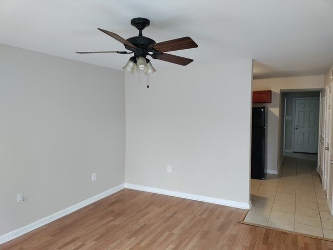 Building Photo - Spacious 3 Bedroom Townhouse