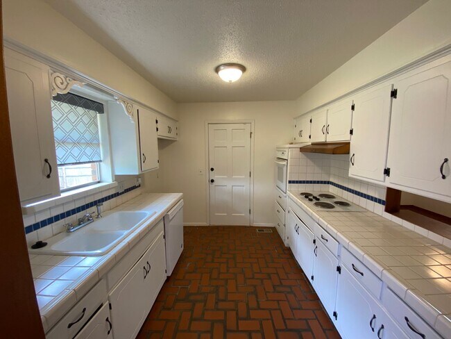 Foto del edificio - Lovely Brick Home in NW OKC near Lake Hefner