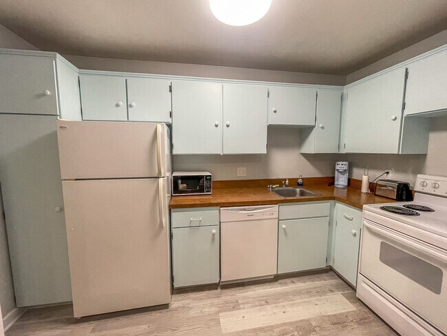 Building Photo - Lake Views! 1BR|1BA Rental