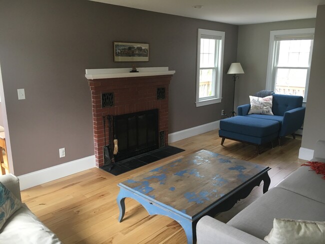 Building Photo - Furnished 3 Bedroom Rental Near the Water