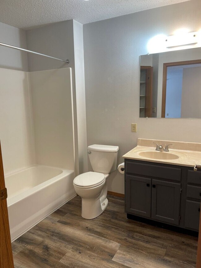 Foto del interior - Updated Apartment Homes at Carmel Estates with In-Unit Laundry & Great Amenities