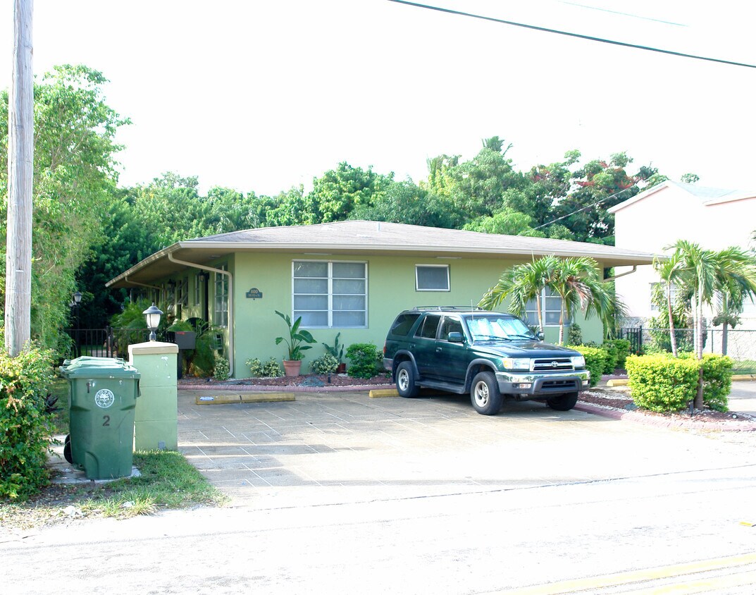 Building Photo - 800 NE 85th St