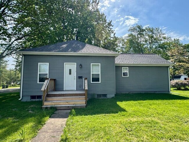 Building Photo - Remodeled 2 bedroom home-Three Oaks