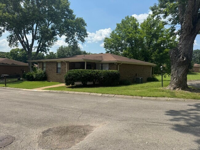 Foto del edificio - 369 Deer Lake Dr