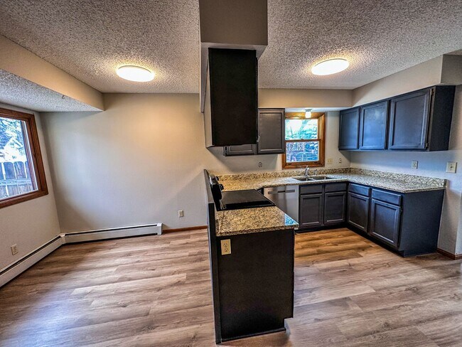 Foto del edificio - Large Updated 3-Bed 2-Bath Townhome w/ Gar...