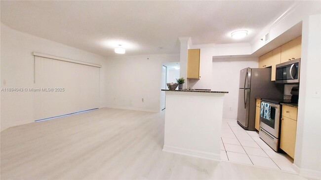 Foto del edificio - 2457 Centergate Dr