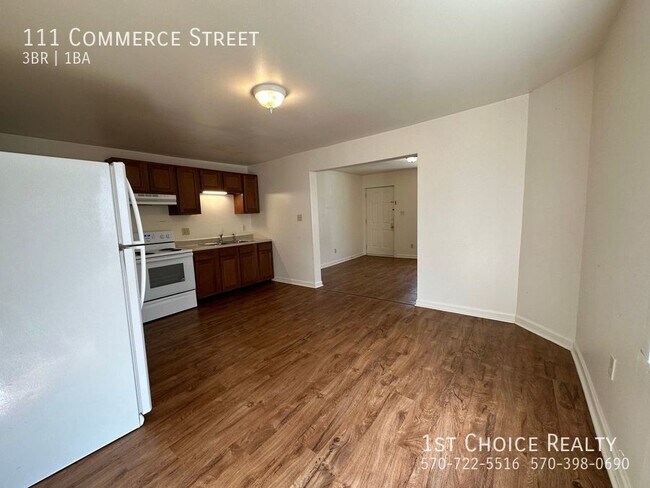 Building Photo - 3 bedroom half double with most utilities ...