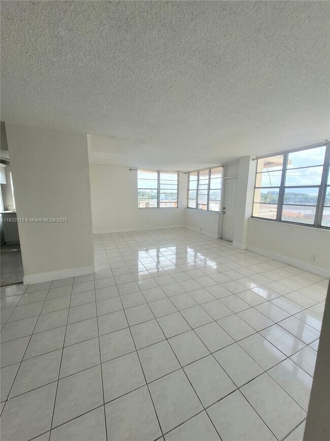 Building Photo - 2025 NE 164th St