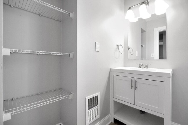 Building Photo - Beautifully Updated 3-Bedroom Home Near Do...