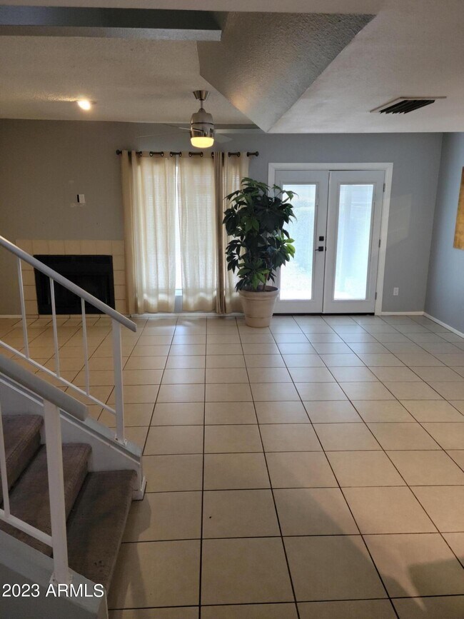 Foto del edificio - 815 E Grovers Ave