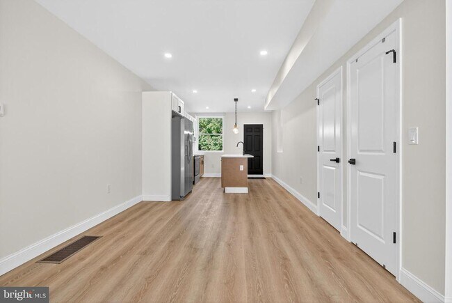 Foto del edificio - 5925 Woodcrest Ave
