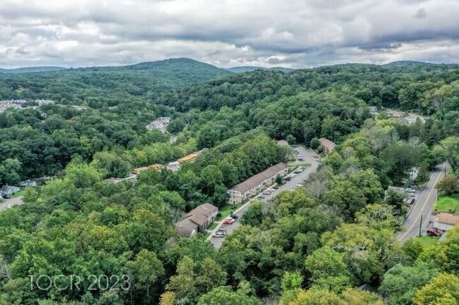 Building Photo - 40 Treetop Ct