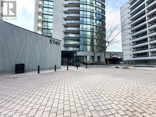 Photo du bâtiment - 5740 Yonge St