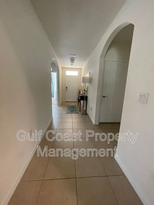 Foto del edificio - 733 Hadley St W