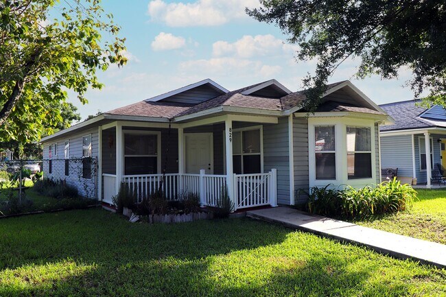 Foto del edificio - Charming 3 bedrooms Bungalow in down town ...