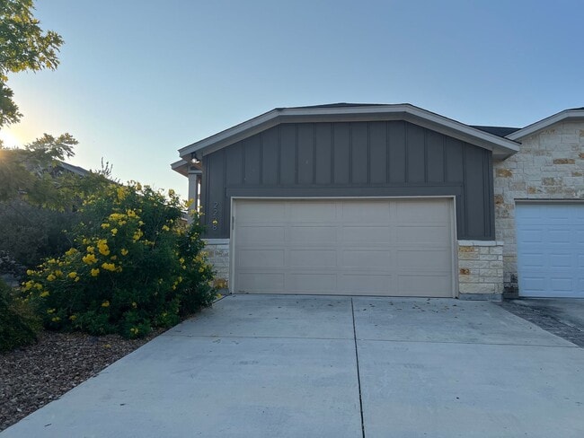 Building Photo - Luxury 3 Bed-2 Bath Duplex in NBTX!
