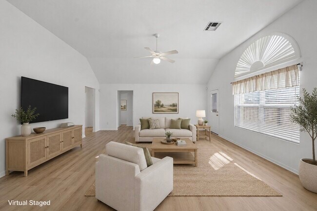 Building Photo - 14730 Fir Knoll Way