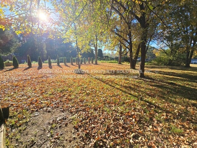 Building Photo - 1805 Falconhurst Dr