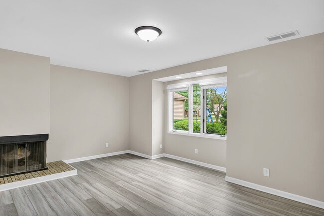 Building Photo - 1604 Lyndhurst Dr