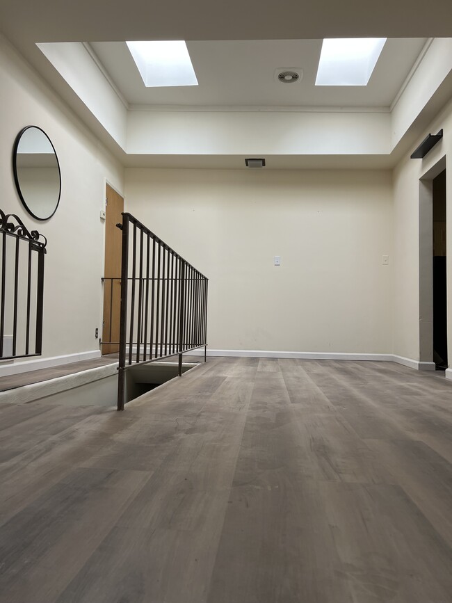 Building Photo - 12224 Beverly Blvd