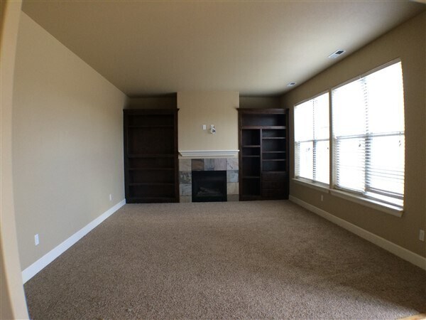 Foto del edificio - Redmond - Beautiful 2 Story 4 Bedroom Home...