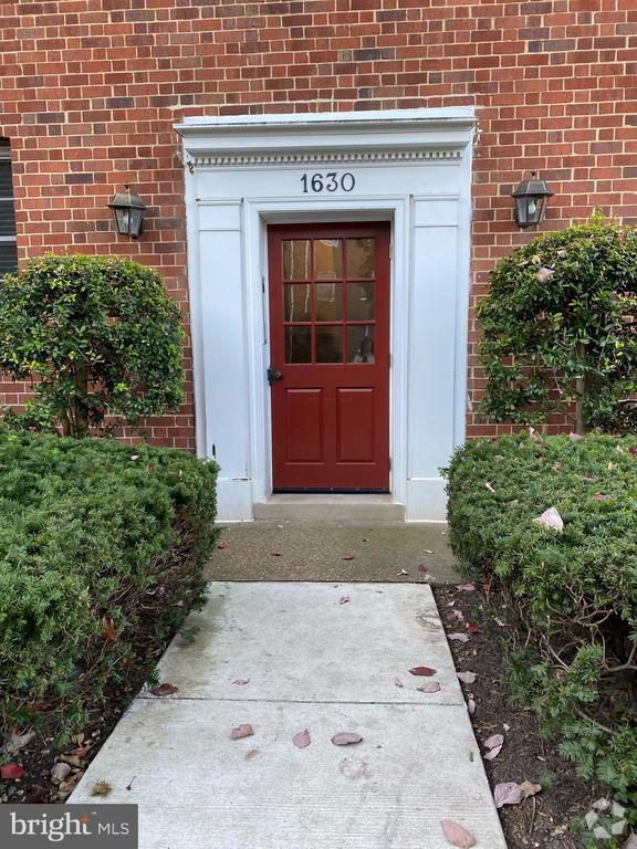 Building Photo - 1630 W Abingdon Dr