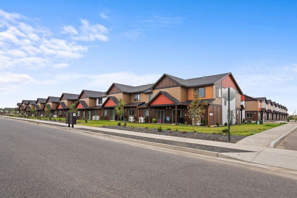 Foto principal - 2-bedroom townhomes, a modern take on apar...