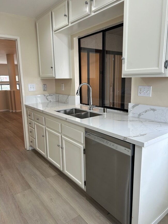 Building Photo - Bright, spacious townhouse located in UTC area, convenient to shopping and public transportation.