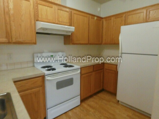 Foto del edificio - 3 Bedroom Duplex Great Located - Near 181st and Burnside Available for You!