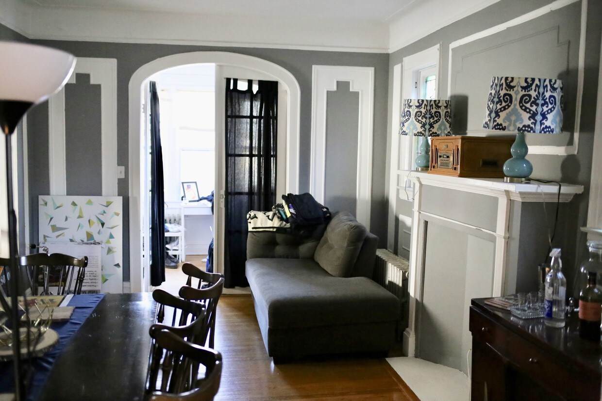 Living Room into Sun Room - 86-34 91st St