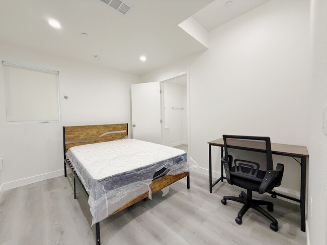 Private bedroom - 1219 W 36th St