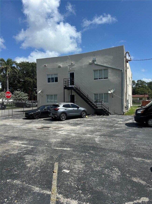 Foto del edificio - 2500 NE 192 St