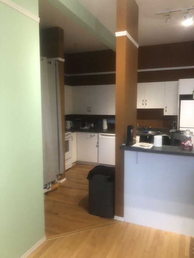 Photo du bâtiment - 2 Bed, 1 Bath unit in Beltline
