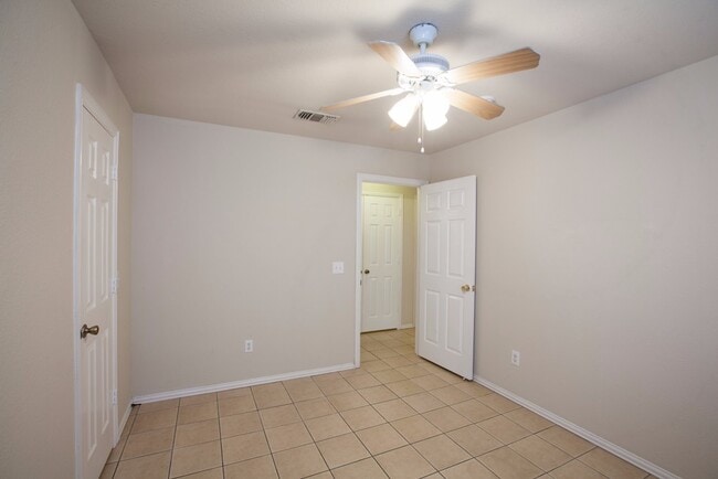 Building Photo - Duplex for Lease in Howe