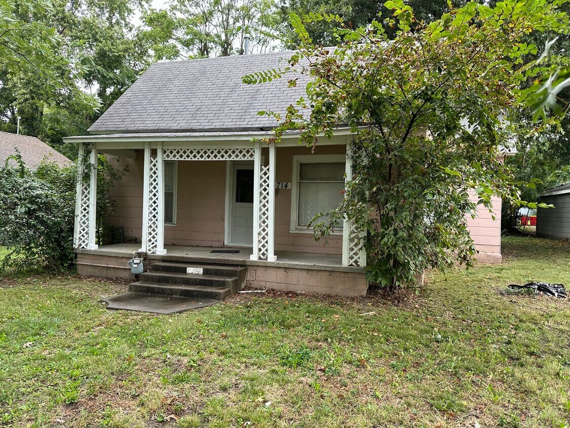 Primary Photo - **NEW RENTAL LISTING** 2 BEDROOM, 1 BATH, ...