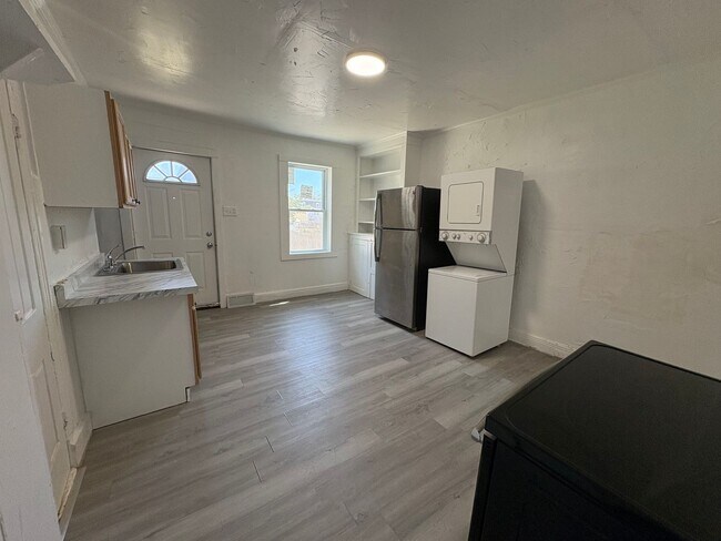 Foto del edificio - Newly Renovated Three-Bedroom, One Bathroom Row Home - Special Available – Contact Our Office for...