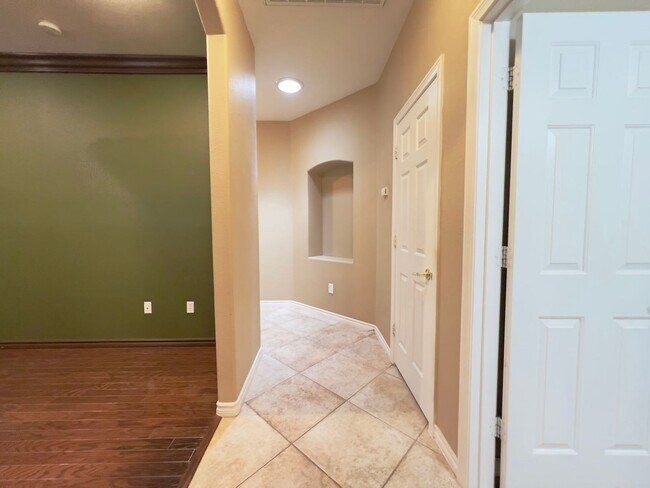 Building Photo - Welcome to the gorgeous home in Rhode Ranch