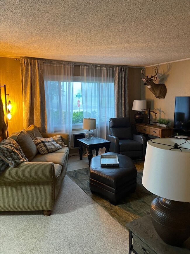 Foto del edificio - Furnished Bungalow with 2BD 2BTH near WITC and UWS!!  Short Term Available, Most Utilities Included!